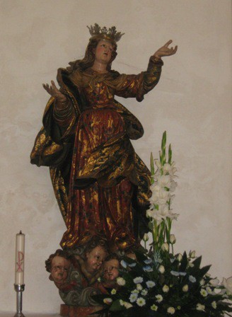 Estátua em madeira representando Nossa Senhora da Assunção